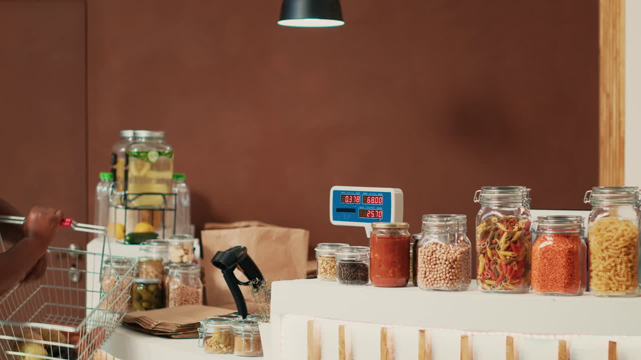 고객이 체크아웃에서 유기농 제품 선택을 가져오고 있습니다.