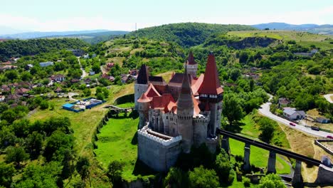 Imágenes-Aéreas-De-Drones-De-Un-Castillo-De-Corvin-En-Rumania