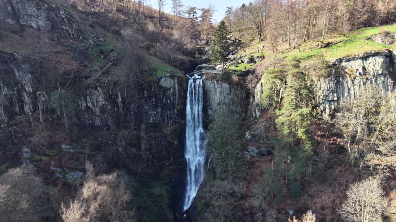 Spettacolare cascata Pistyll Rhaedr in HDR ripresa con drone - dronie shot, Galles del Nord, Regno Unito.