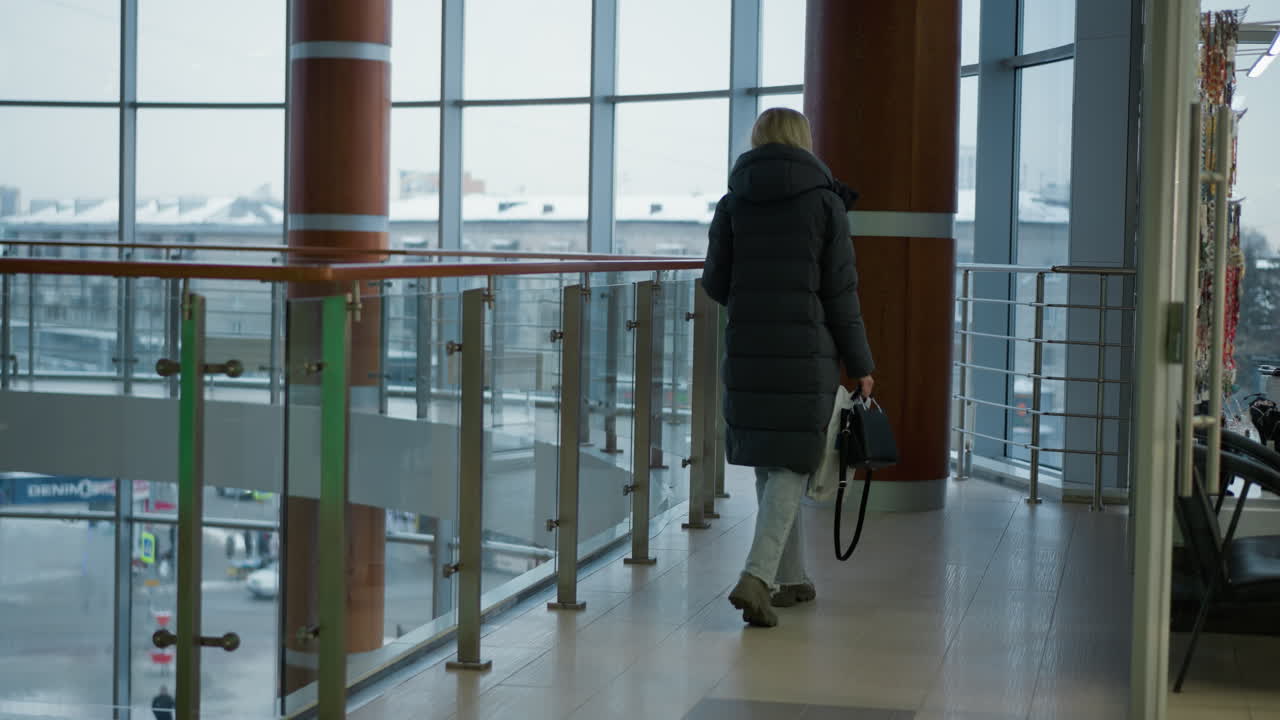 쇼핑을 마친 여자의 뒷면, 쇼핑백을 들고 쇼핑몰을 고, 바에서, 차와 사람들이 바쁜 도시 환경에서 볼 수 있습니다, 현대 쇼핑몰 분위기