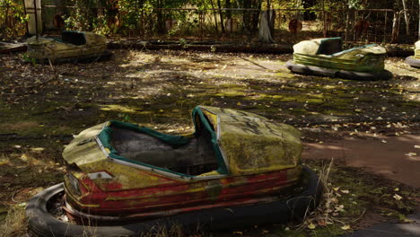 coches de choque abandonados mohosos y oxidados debido a un desastre nuclear, pripyat