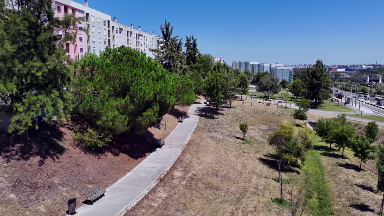 Imágenes de dron sobrevolando un pequeño parque al sur de Lisboa
