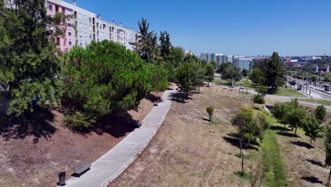 Imágenes-De-Drones-Volando-A-Través-De-Un-Pequeño-Parque-Al-Sur-De-Lisboa