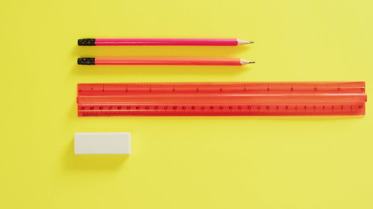 노란색 배경에 연필, 라인러 및 지우기기의 비디오