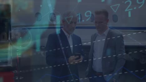 animación de procesamiento de datos sobre hombres de negocios caucásicos que usan teléfonos inteligentes en avión.