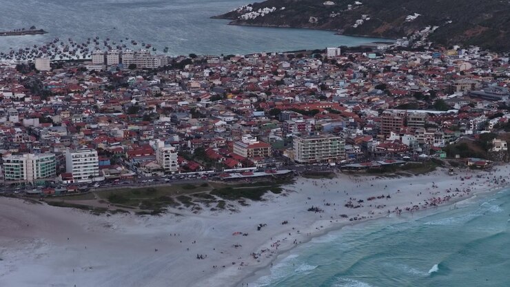 Veduta aerea della città balneare di Arraial do Cabo a Rio de Janeiro, Brasile