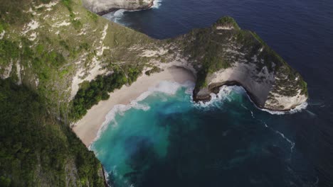 T-Rex-Klippe-Am-Kelingking-Beach-Nusa-Penida-Mit-Blauem-Wasser---Antenne