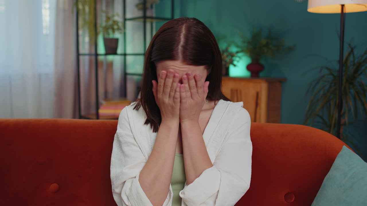 화가 나서 실망한 젊은 여성은 눈물을  ⁇ 고 절망, 반환되지 않은 사랑, 문제로 울고 있습니다.