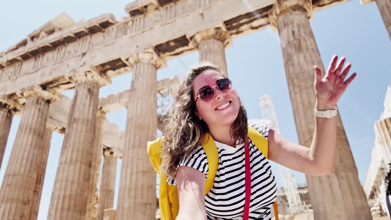 Donna meravigliata che guarda in alto le colonne del Partenone, Atene, Grecia