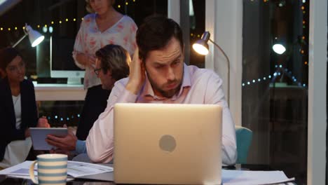 hombre de negocios trabajando en una computadora portátil
