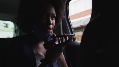 mujer afroamericana con máscara facial en el coche