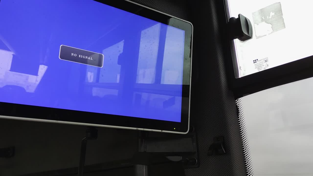 A blue screen with a button that says "No Signal" on it