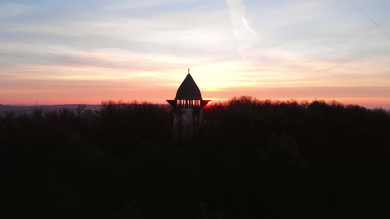 발코니를 통해 햇빛이 깜박이는 언덕 위의 공중 패닝 뷰