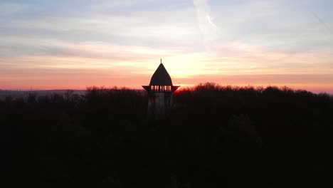 Vista-Panorámica-Aérea-De-Un-Mirador-En-Una-Colina-Con-La-Luz-Del-Sol-Parpadeando-A-Través-Del-Balcón