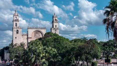 acercándose a la catedral en la plaza grande mientras las nubes se arremolinan detrás de ella en mérida, méxico