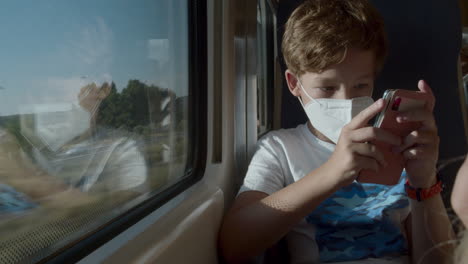 Adolescente-Aburrido-Con-Móvil-En-Tren.