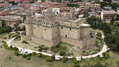 nuevo castillo de manzanares el real en las faldas de la sierra de guadarrama junto al embalse de santillana