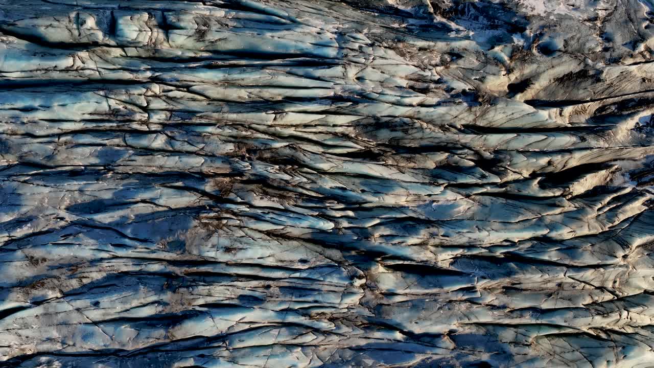 grietas del glaciar haoldukvisl en el sur de islandia - desde el aire hacia abajo
