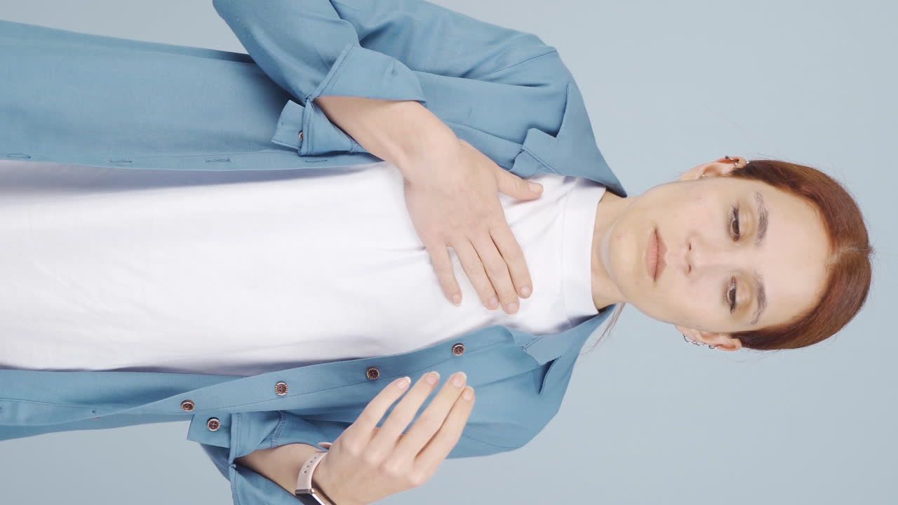 вертикальное видео женщины с одышкой тяжело дышит.