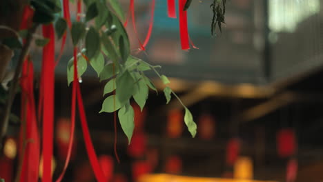close up de la decoración de la bandera roja en el árbol verde con linterna china en el fondo