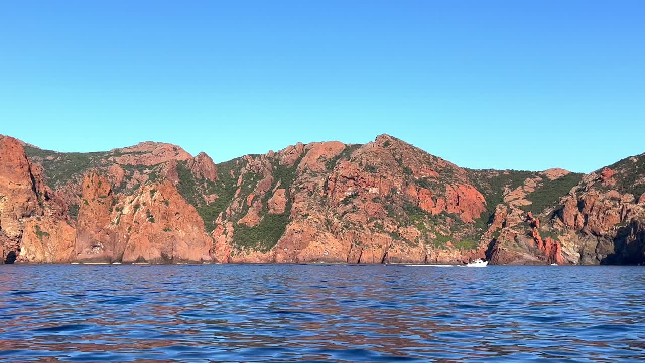 프랑스의 코르시카 섬에서 여름철에 투어 보트에서 볼 수 있는 스칸돌라 자연보호구역