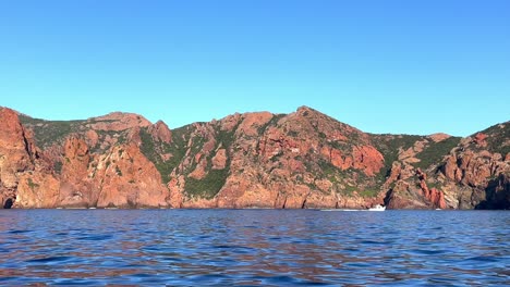 Reserva-Natural-De-Scandola-Vista-Desde-Un-Barco-Turístico-En-La-Temporada-De-Verano,-Isla-De-Córcega-En-Francia