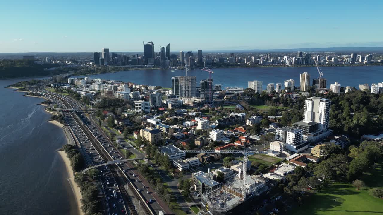 vista cinematográfica de la ciudad moderna de perth al atardecer, australia
