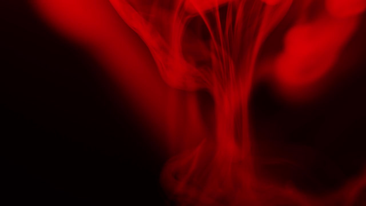 Vero fumo rosso su sfondo nero