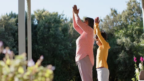 Abuela-Birracial-Y-Nieto-Haciendo-Yoga,-Meditando-En-La-Terraza,-Cámara-Lenta,-Espacio-Para-Copiar