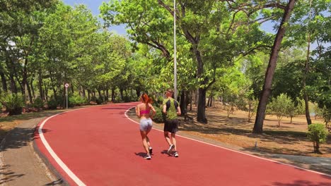 una pareja corriendo en un parque.