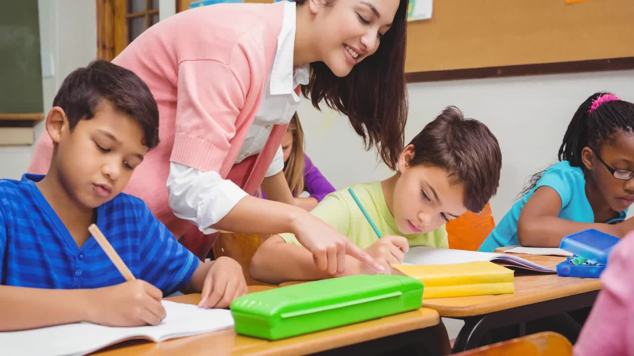 animación de una maestra de escuela sonriente ayudando a los niños en el aula de la escuela