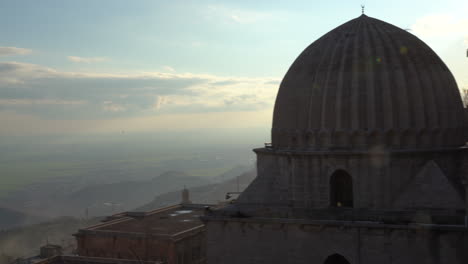 As-the-camera-pans-from-the-Ulu-Mosque-to-the-Dome-of-the-Zinciriye-Madrasa,-we-see-a-magnificent-view-of-Mardin-and-Mesopotamia