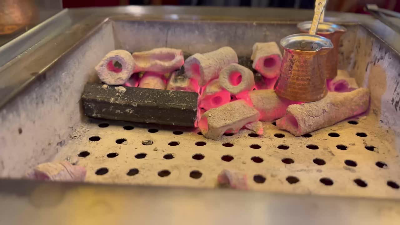 이스탄불의 카디코이 (kadıköy) 에서 뜨거운 석탄 위에서 요리되는 정통 터키 커피