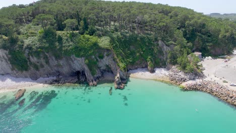 la increíble belleza natural de la playa de crozon y el acantilado con agua de mar turquesa