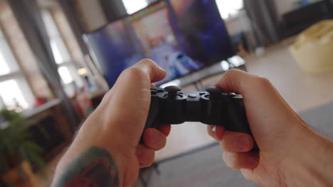 pov de un hombre jugando a un juego de disparos en la tv