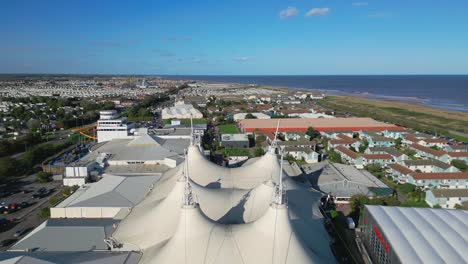 Luftdrohnenaufnahmen-Des-Berühmten-Butllins-Ferienlagers-In-Der-Küstenstadt-Skegness,-Lancashire,-Großbritannien