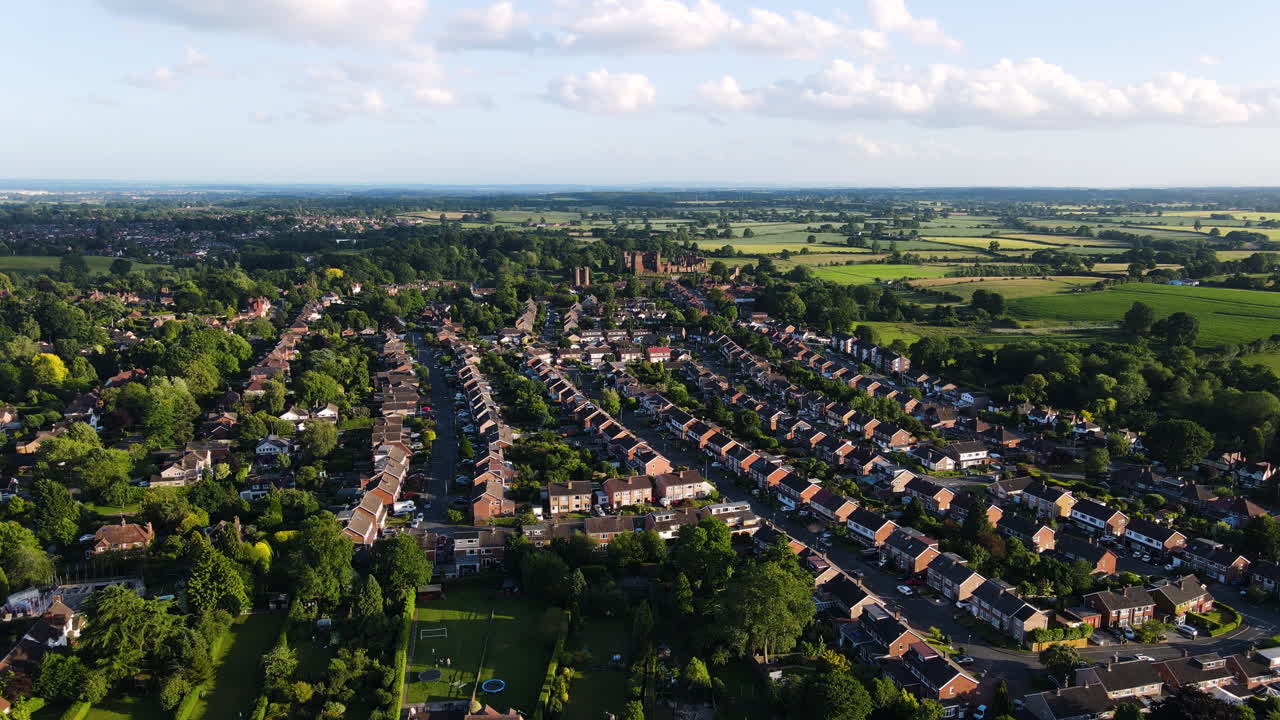 워릭셔에 있는 케닐워스 마을의 멋진 아리엘 전망