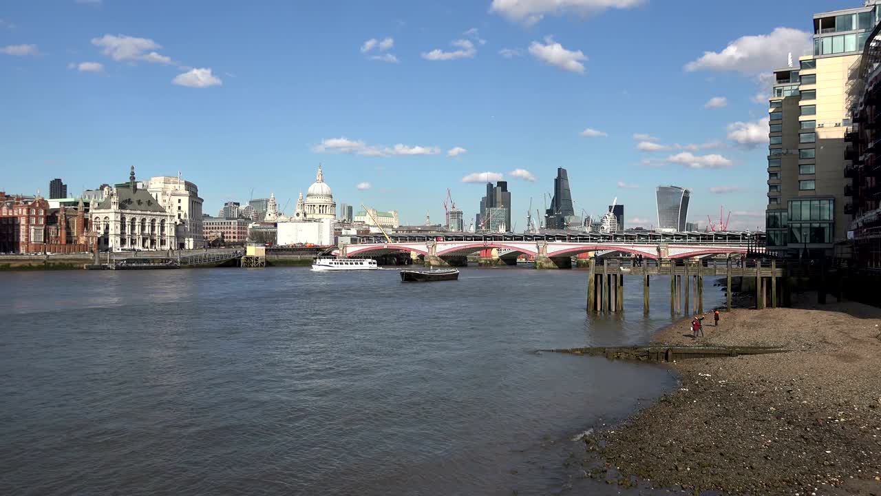 런던 시의 금융 구역 스카이 라인, 테임즈 강, 영국, 2016 년 4 월