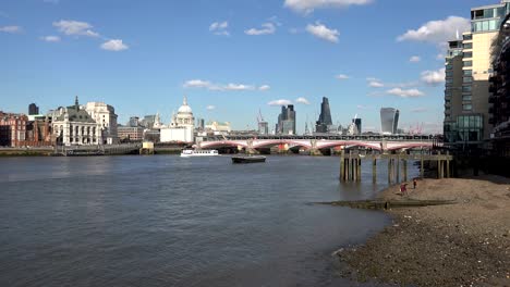 el horizonte del distrito financiero de la ciudad de londres sobre el río támesis, reino unido, abril de 2016