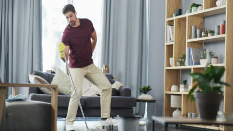 hombre limpiando y bailando en su sala de estar