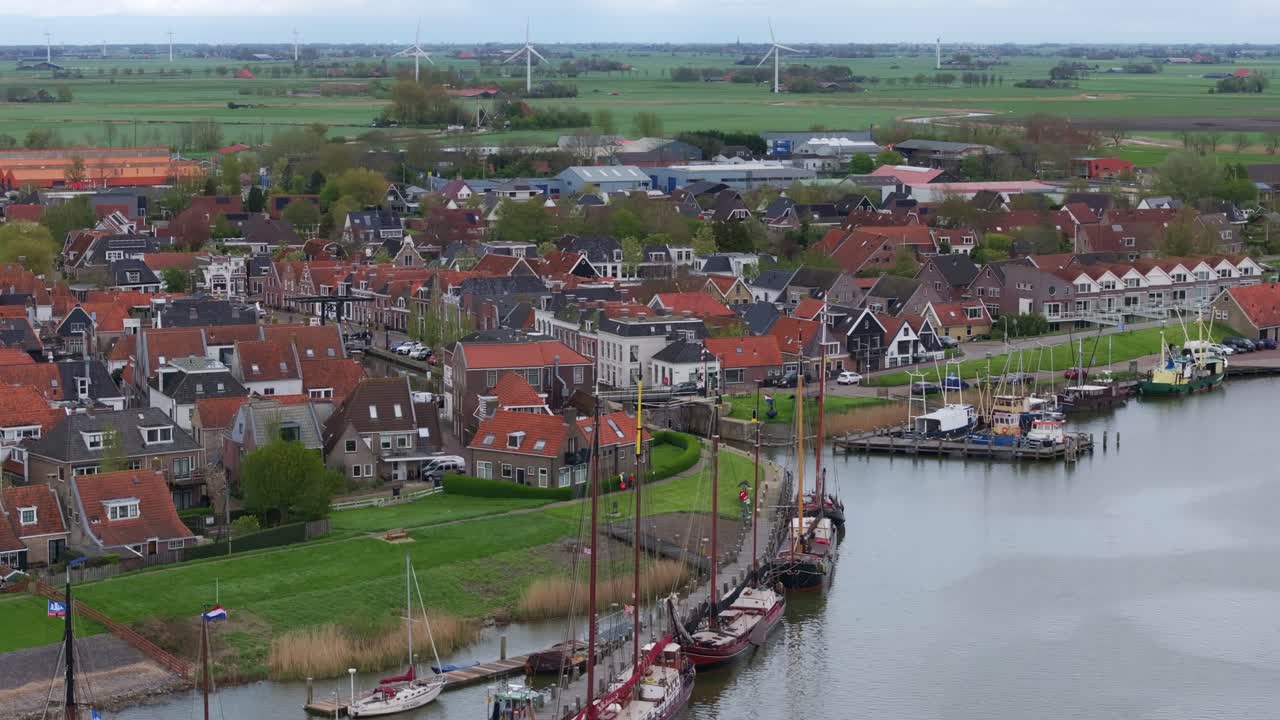 Case pittoresche che costeggiano la banchina del porto, Makkum, Frisia, Paesi Bassi
