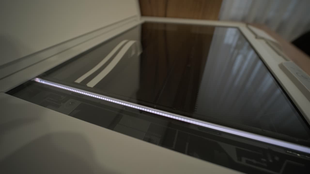 Meccanismo interno di uno scanner piano in funzione