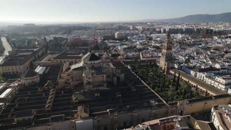 Stattliche-Historische-Große-Moschee-In-Cordoba,-Spanien;-Antenne