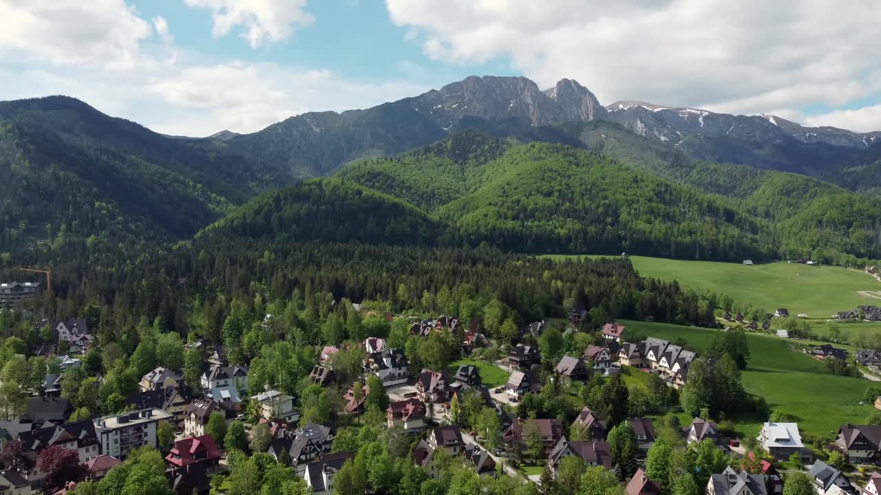 paisaje volando por el legendario pico giewont en las montañas polacas tatry, tierras de cultivo, bosques cerca de zakopane, polonia, una ciudad turística con arquitectura goral tradicional-4