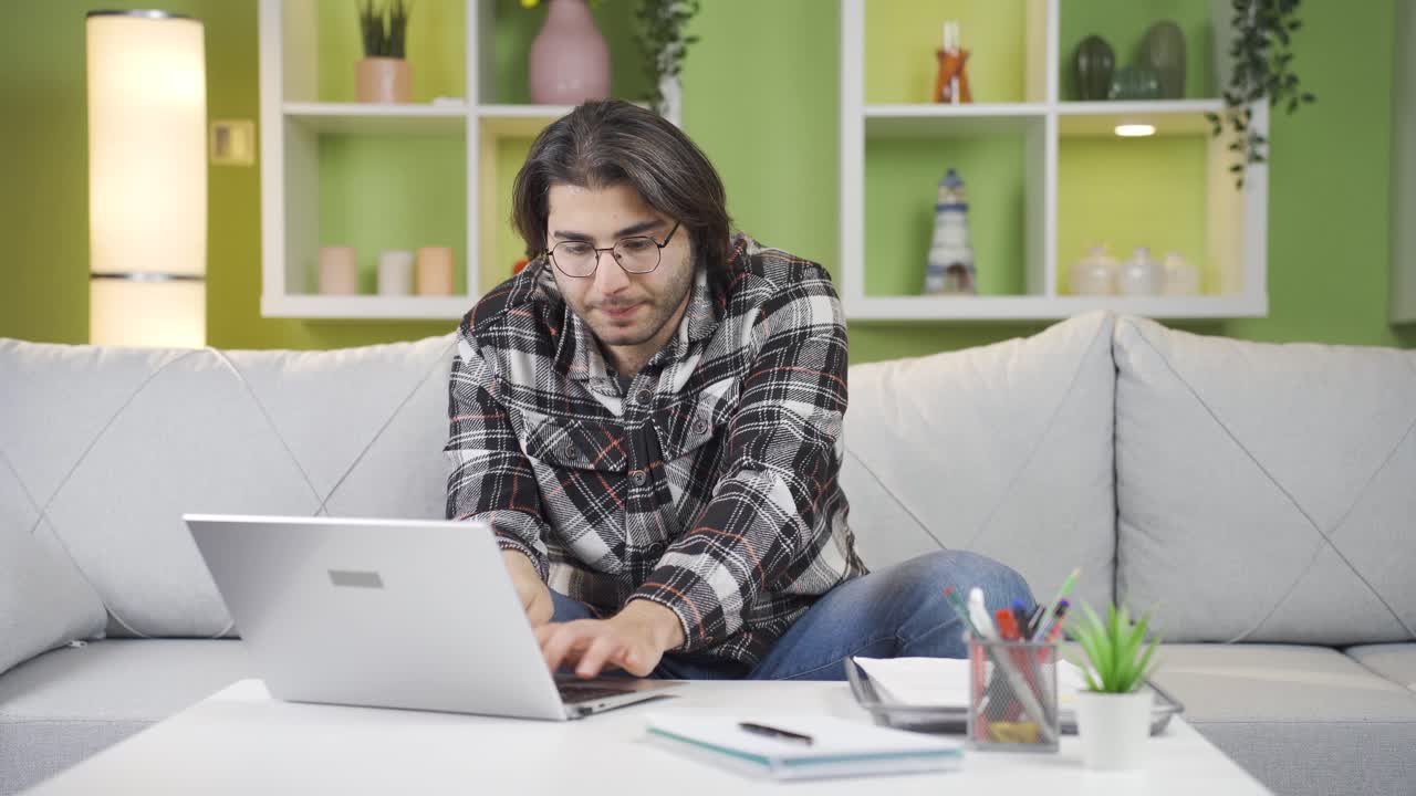 el joven comerciante que sigue el mercado de valores se alegra.