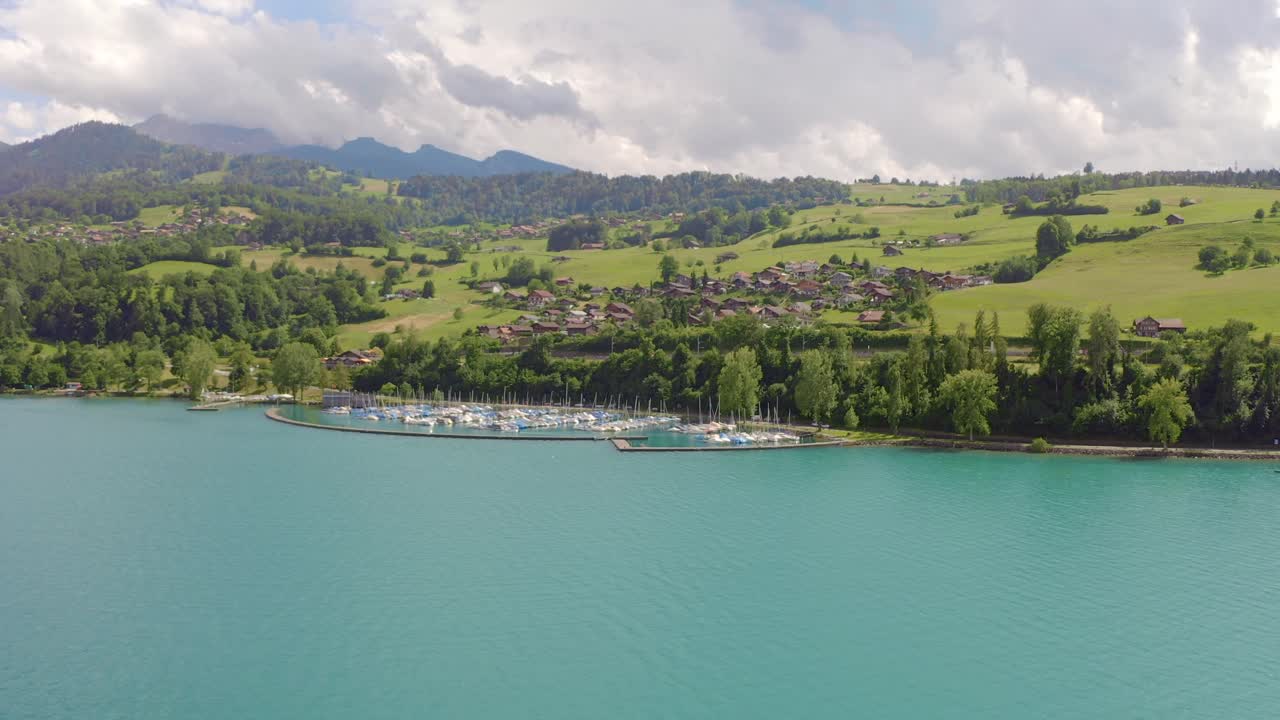 작은 항구를 향해 날아가는 중