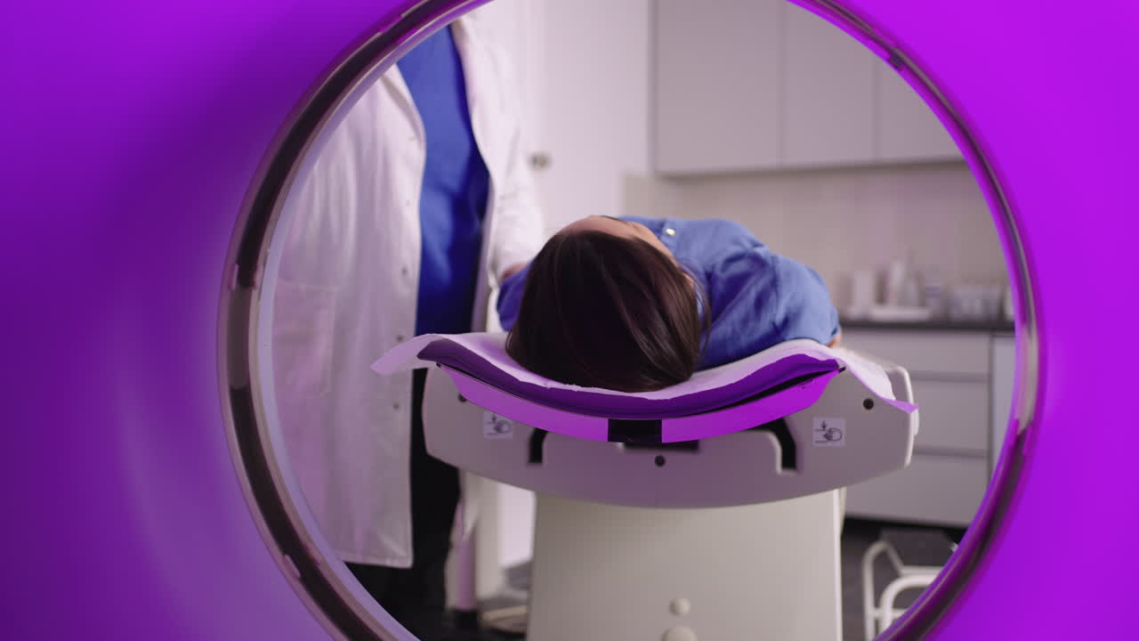 Paziente sottoposto a un esame diagnostico per immagini come una risonanza magnetica (RM) o una tomografia computerizzata (TC)