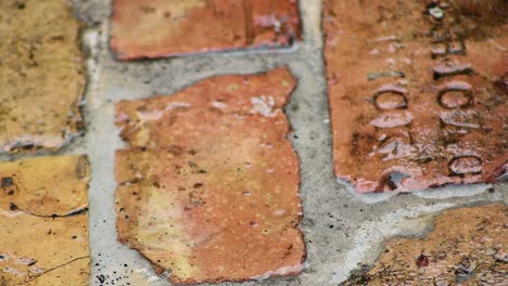 Regen-Auf-Alten-Chicago-Ziegeln-Nah-Herauf-Tag