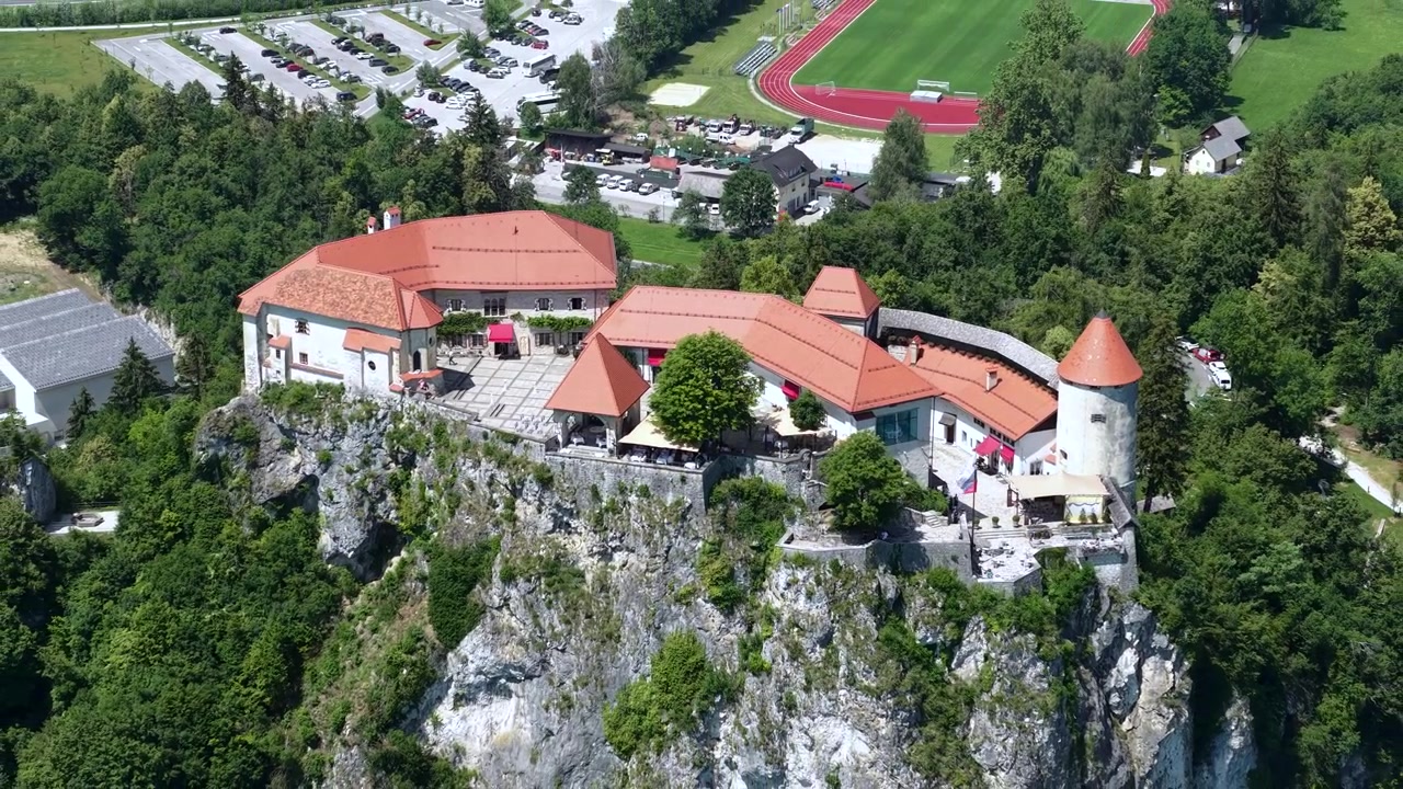 Hrad Bled, Slovinsko. Záběr dronem na středověkou památku na útesu