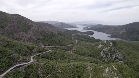 Drohnenvideo-Eines-Frontalflugzeugs,-Das-Auf-Der-Sh25-In-Albanien-Vorrückt,-Mit-Dem-Drin-Fluss-Im-Hintergrund-Als-Hauptflugzeug